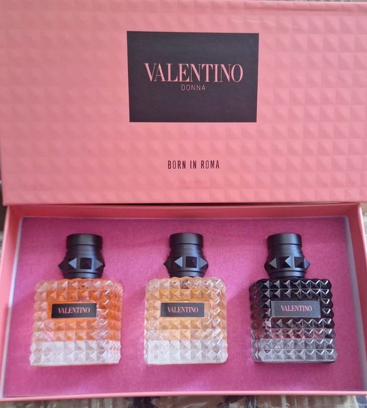 valentino set : born in Roma Eau de Parfum.
Coral Fantasy.
Born in Roma intense .
